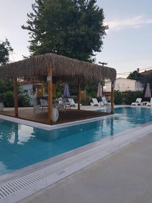 Piscine extérieure, chaises longues