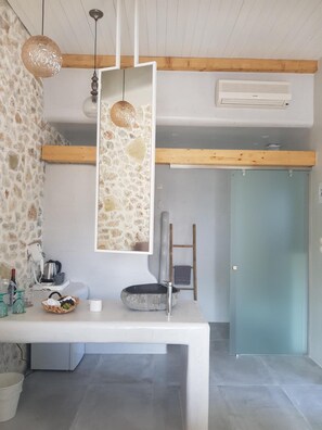 淋浴设施、免费洗浴用品、吹风机、浴袍