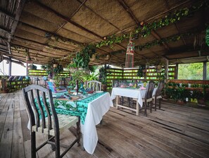 供应早餐、午餐和晚餐，本地与国际菜