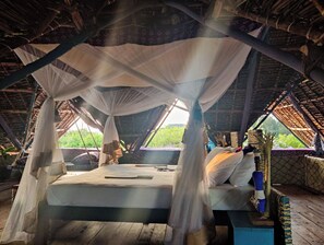 ตู้นิรภัยในห้องพัก, โต๊ะทำงาน, ห้องเก็บเสียง, เตียงเสริม/เปล