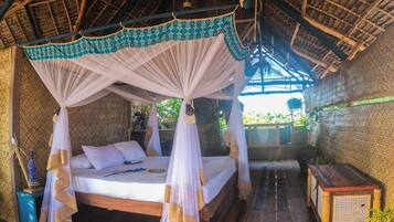 Deluxe bungalow, uitzicht op strand, aan het strand | Een kluis op de kamer, een bureau, geluiddichte muren, gratis wifi