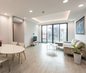 Appartement Supérieur, 2 chambres | Salle de séjour | Télévision de 49 pouces avec chaînes par câble