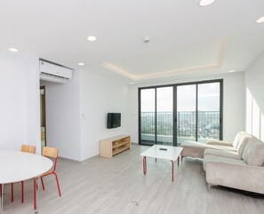 Departamento Deluxe | Área de sala de estar | Televisión de 49 pulgadas con canales por cable 