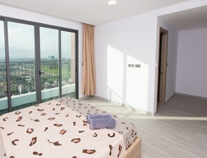 华丽公寓 | 羽绒被、记忆海绵床垫、办公桌、笔记本电脑工作区