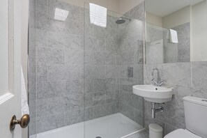 Appartement | Salle de bain | Douche, articles de toilette gratuits, sèche-cheveux
