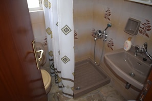 Apartment, 2 Bedrooms | Bathroom | Shower, towels, toilet paper
