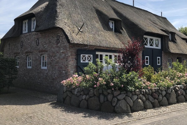 Außenansicht mit Stellplatz