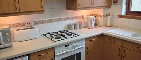 Comfort Apartment, 2 Bedrooms, Ground Floor | Private kitchen | Fridge, microwave, oven, stovetop