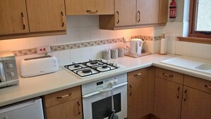 Comfort Apartment, 2 Bedrooms, Ground Floor | Private kitchen | Fridge, microwave, oven, stovetop - Home from Holm (Inverness)