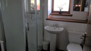 Appartement Confort, 2 chambres, rez-de-chaussée | Salle de bain | Douche, articles de toilette gratuits, sèche-cheveux
