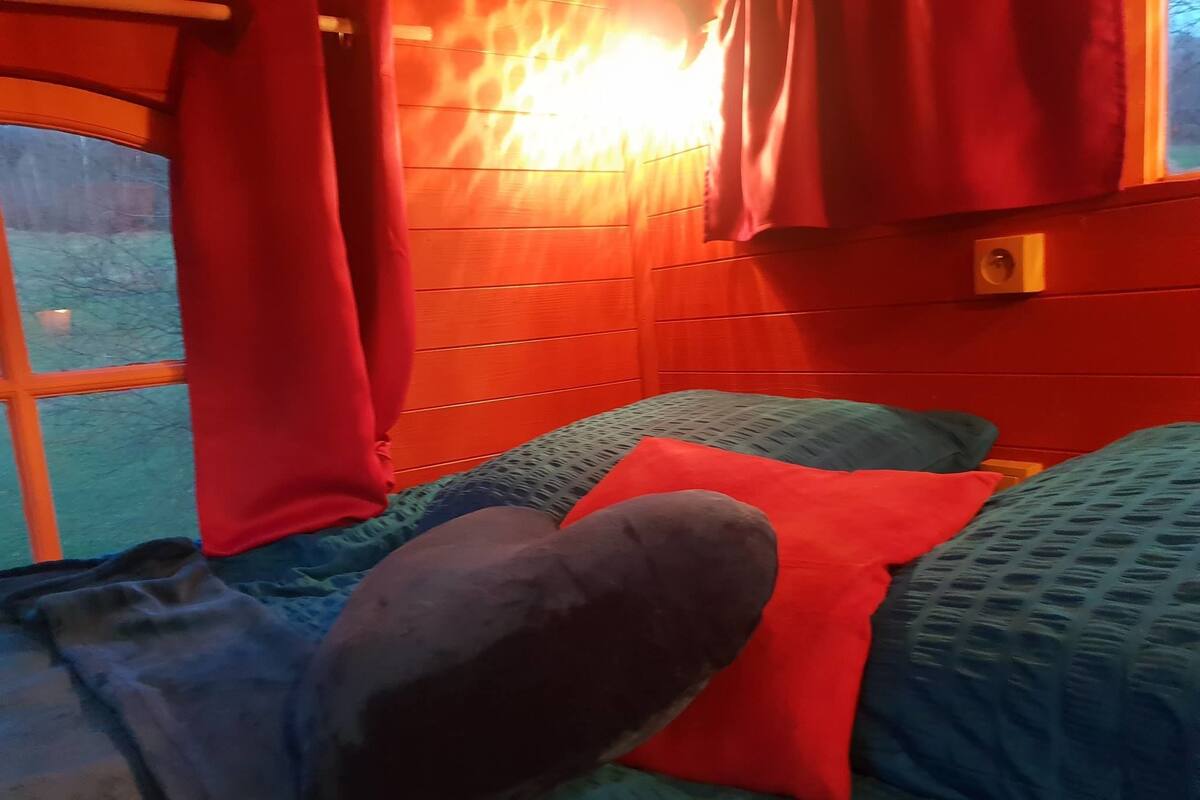 Une pièce confortable avec un lit, une fenêtre et une porte.