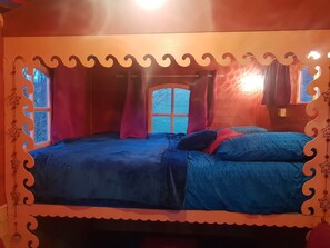Wooden Caravan Gypsy | Blackout drapes, iron/ironing board, free WiFi, bed sheets - La maison du bonheur - les roulottes - Campsite (Anlhiac)