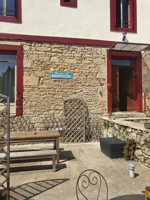 Front of property - La maison du bonheur - les roulottes - Campsite (Anlhiac)