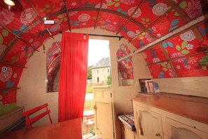 Cabin | Living area - La maison du bonheur - les roulottes - Campsite (Anlhiac)