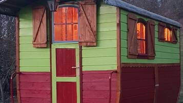 Wooden Caravan Bonheur | Blackout drapes, iron/ironing board, free WiFi, bed sheets