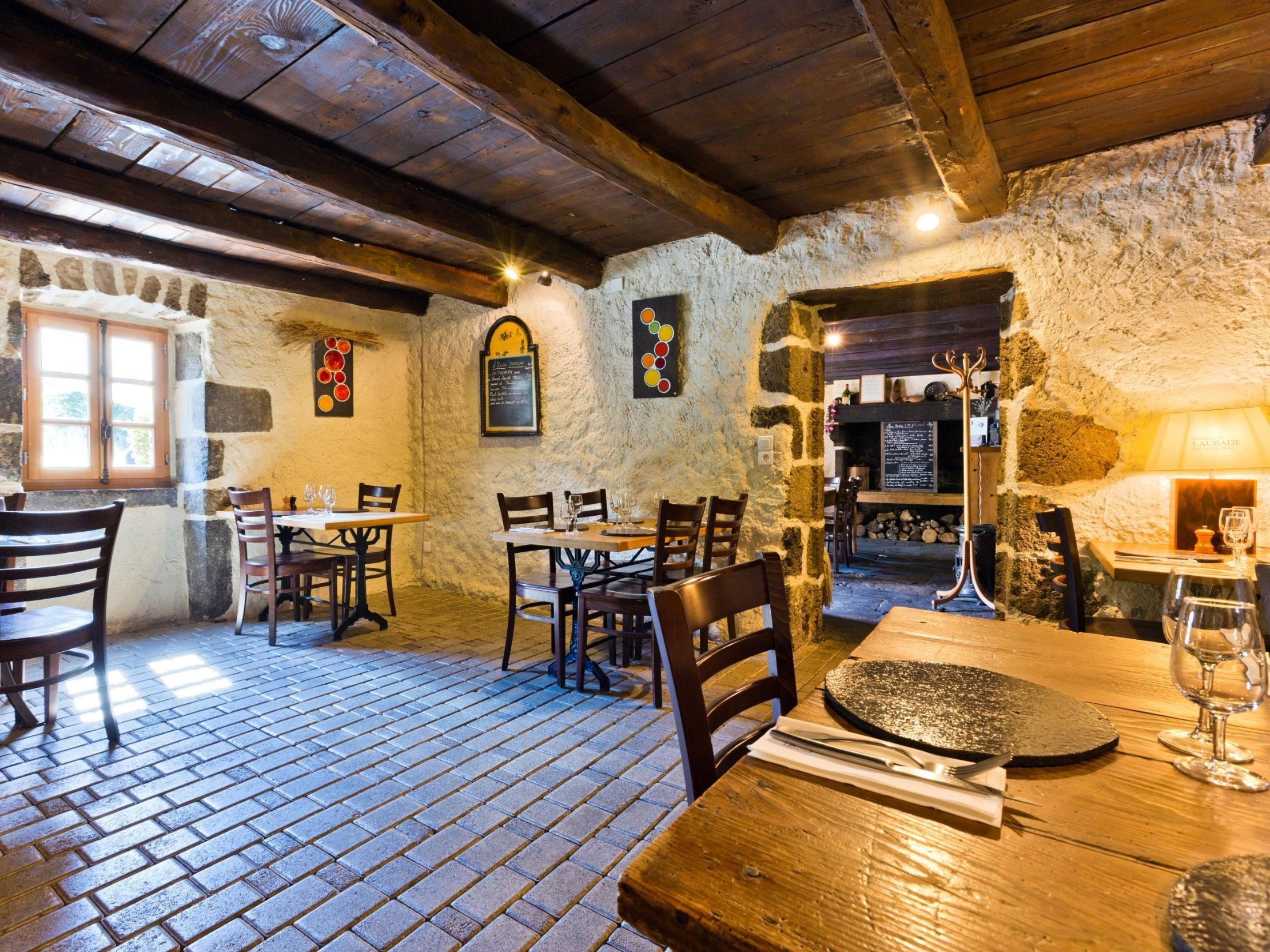 Petit déjeuner, déjeuner et dîner servis sur place