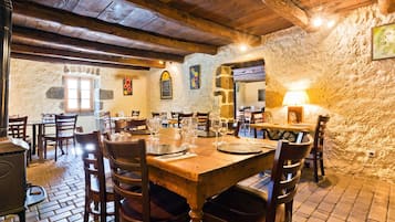 Serveert ontbijt, lunch en diner
