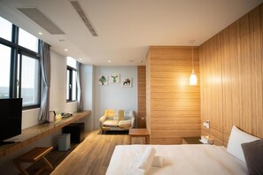 Sängtillbehör av högsta kvalitet, minibar och skrivbord