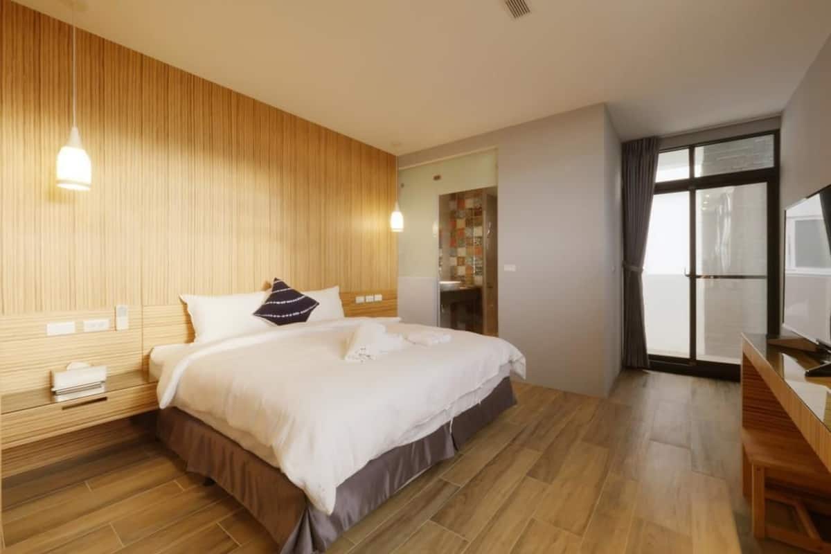 Premium bedding, minibar, desk, blackout curtains