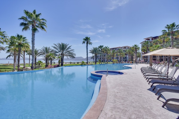 حمّام سباحة مُدفَّأ