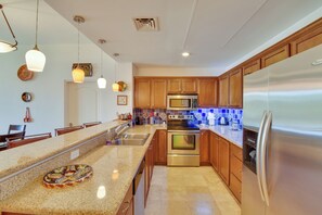 Frigorífico, microondas, placa de cocina y lavavajillas