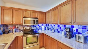 Fridge, microwave, stovetop, dishwasher