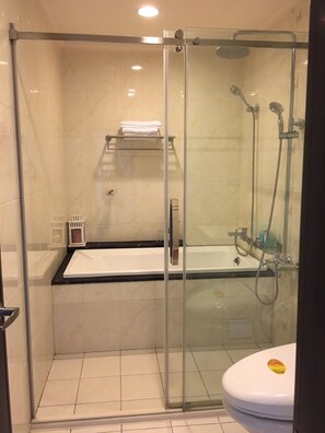 Elite-Doppelzimmer | Badezimmer | Kostenlose Toilettenartikel, Haartrockner, Hausschuhe, Handtücher