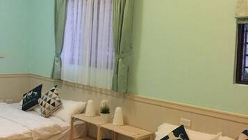 Un dormitorio con dos camas, una mesita y un equipo de aire acondicionado.