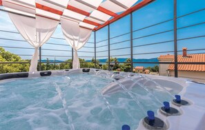 Outdoor spa tub - Lovely home in Pinezici (Pinezici)