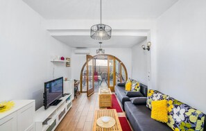Fernseher, Tischfußball, Stereoanlage