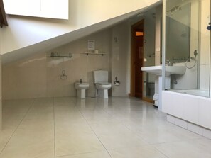 Double Room | Bathroom | Free toiletries, hair dryer, towels - Hostal El Palacio (Molinaseca)