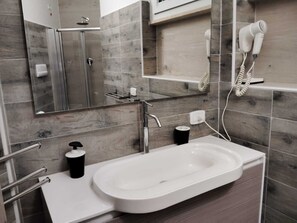 Premium kamer | Badkamer | Een douche, gratis toiletartikelen, een haardroger, een bidet