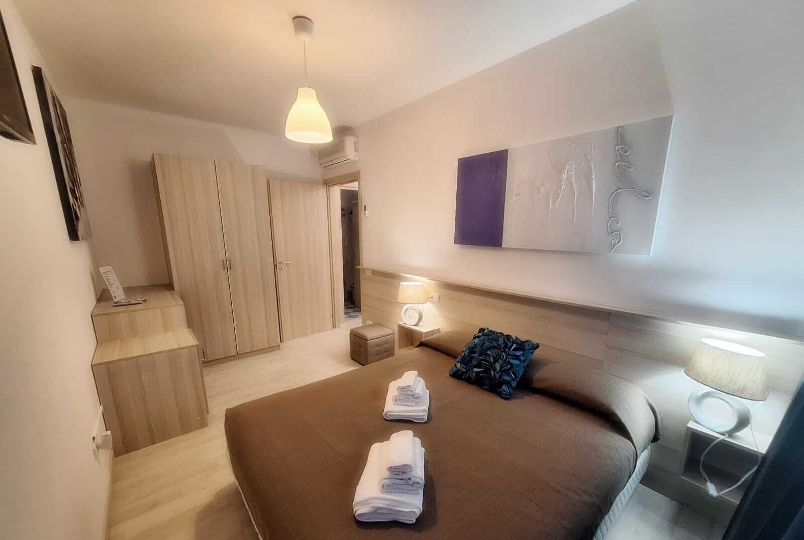 Camera familiare | Minibar, una cassaforte in camera, lenzuola