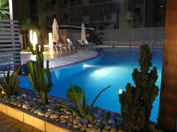 Piscina externa sazonal, guarda-sóis, espreguiçadeiras