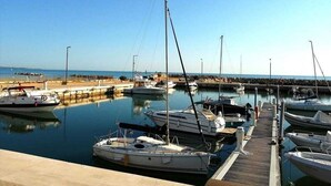 A marina with several boats docked at wooden piers. - Biancopineta B&B (San Salvo)