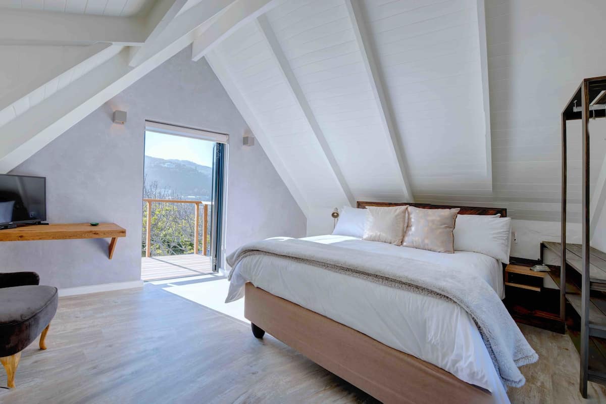 Luxury Room, River View | Premium bedding, in-room safe, soundproofing, free WiFi