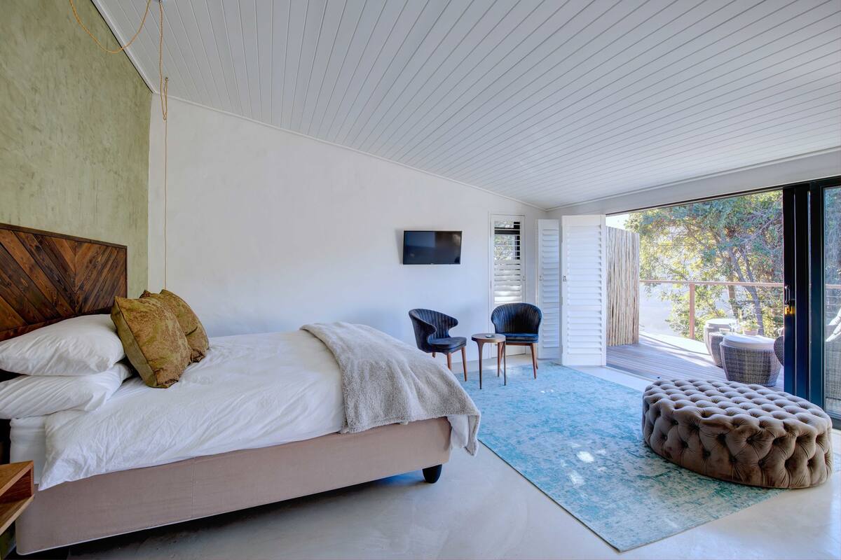 Luxury Room, River View | Premium bedding, in-room safe, soundproofing, free WiFi