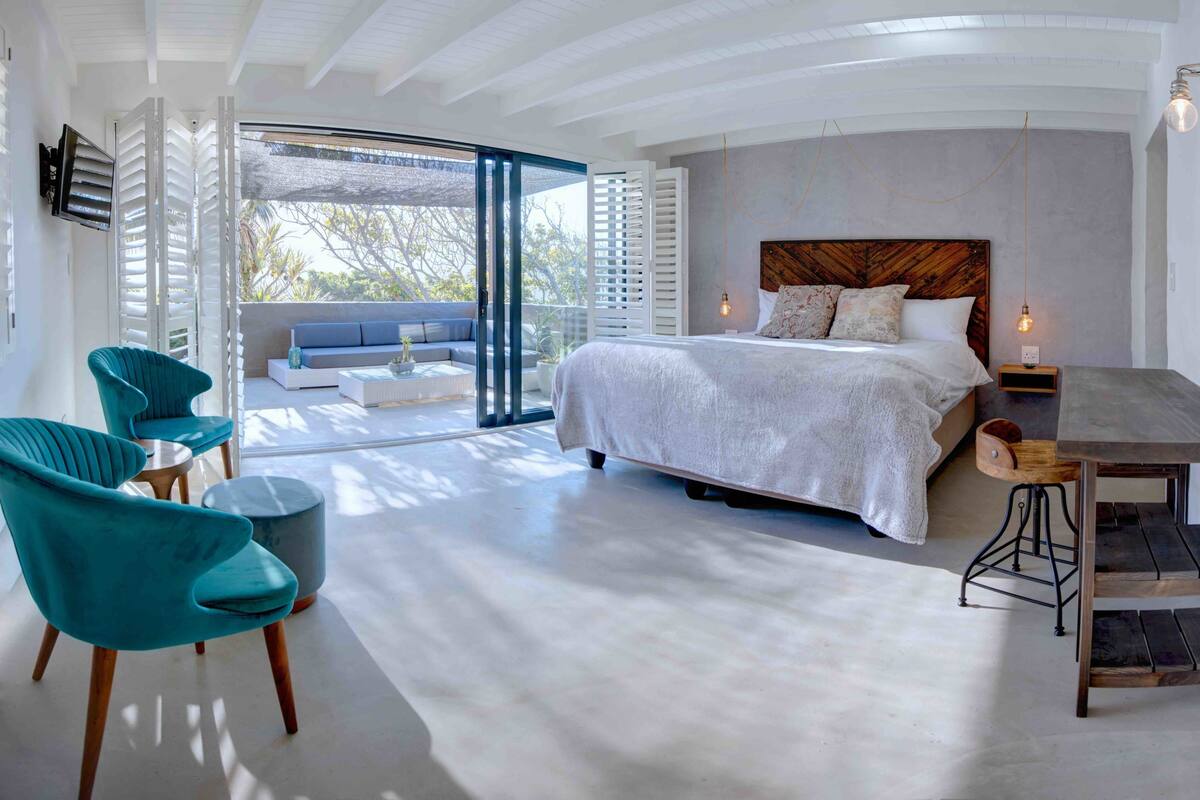 Luxury Room, River View | Premium bedding, in-room safe, soundproofing, free WiFi