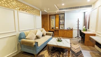 Elite Room | Living area | 40-inch LED TV with cable channels, TV