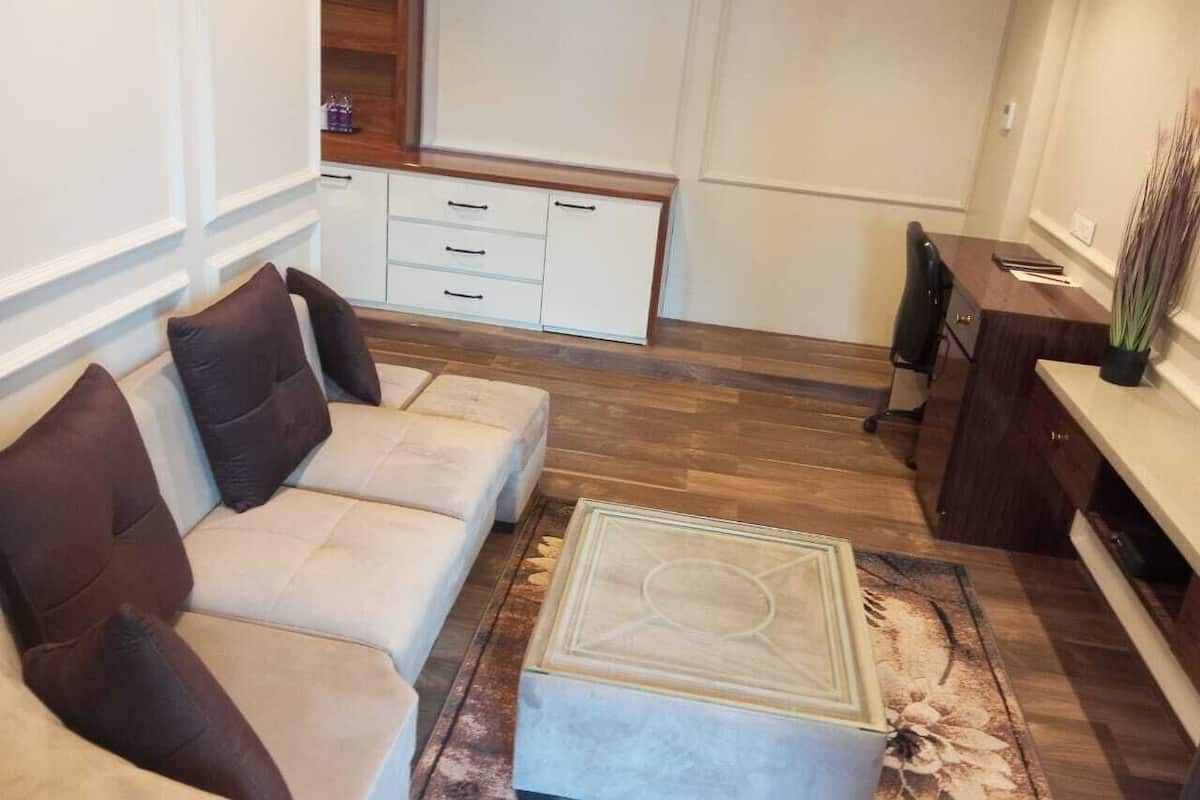 Luxury Room, 1 Bedroom | Living area | 40-inch LED TV with cable channels, TV