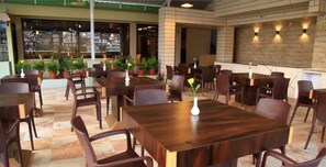 Petit déjeuner et déjeuner servis sur place, spécialités Cuisine locale