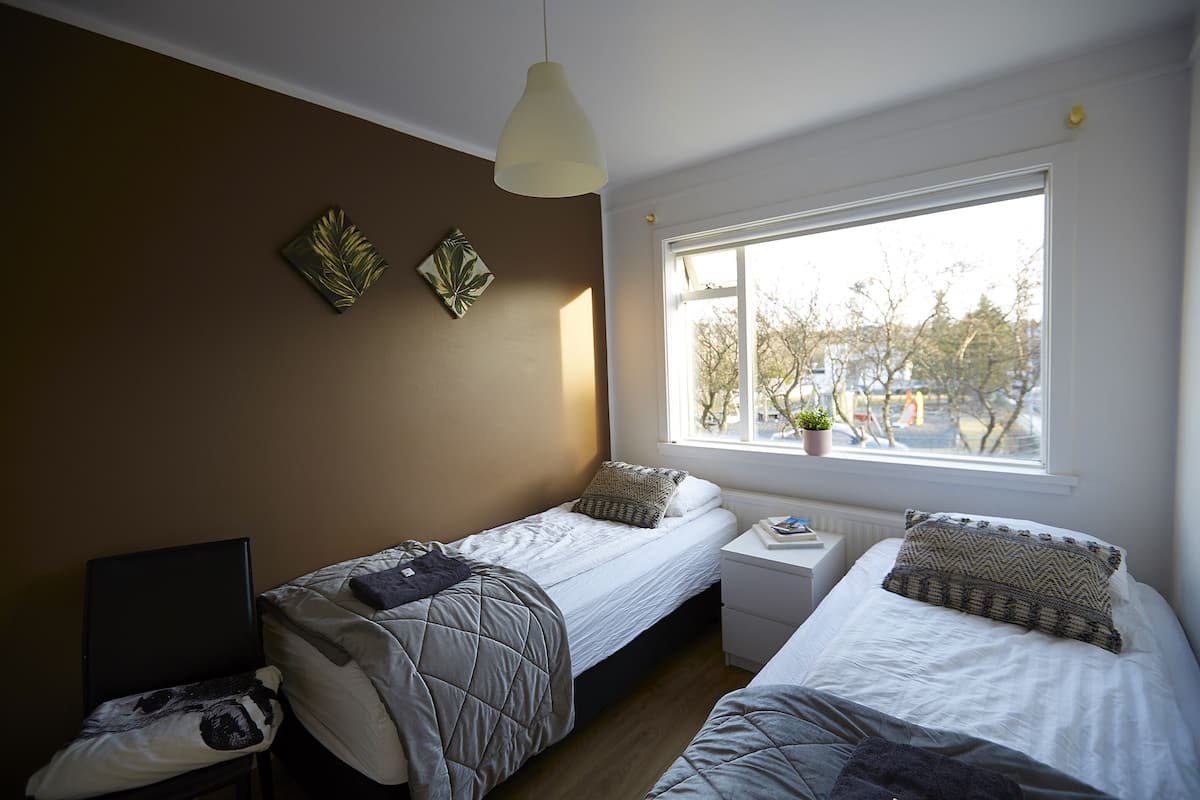Habitación estándar con 2 camas individuales, baño compartido | Cortinas blackout, wifi gratis y ropa de cama