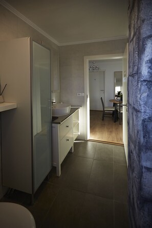 Habitación estándar con 2 camas individuales, baño compartido | Baño | Regadera, toallas, jabón