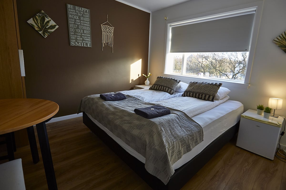 Habitación doble, baño compartido (Balcony) | Cortinas blackout, wifi gratis y ropa de cama