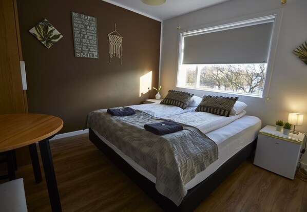 Double Room, Shared Bathroom (Balcony) | Blackout drapes, free WiFi, bed sheets - Hallgrím's Guesthouse (Reykjavik)