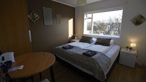 Dobbeltrom, delt bad (Balcony) | Blendingsgardiner, wi-fi (inkludert) og sengetøy