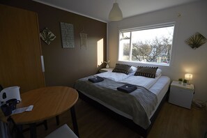 Habitación doble, baño compartido (Balcony) | Cortinas blackout, wifi gratis y ropa de cama