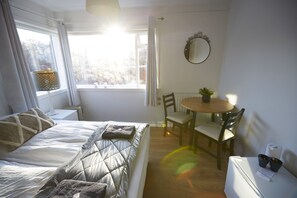 Habitación doble, baño compartido (Balcony) | Cortinas blackout, wifi gratis y ropa de cama 