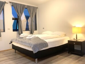 Cortinas blackout, wifi gratis y ropa de cama 