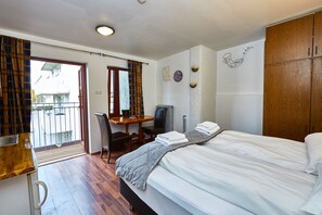 Cortinas blackout, wifi gratis y ropa de cama 